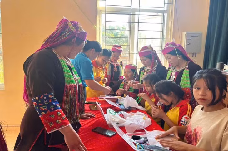 CLB may thêu trang phục truyền thống tại xã Tiên Yên. Ảnh: Cơ sơ cung cấp