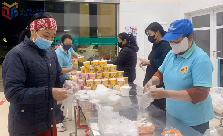 Những suất cháo được các tình nguyện viên Câu lạc bộ Hoa Hướng Dương đưa đến Bệnh viện Bãi Cháy vào lúc 5h30 chuẩn bị cấp phát miễn phí cho bệnh nhân và người nhà bệnh nhân khó khăn. 