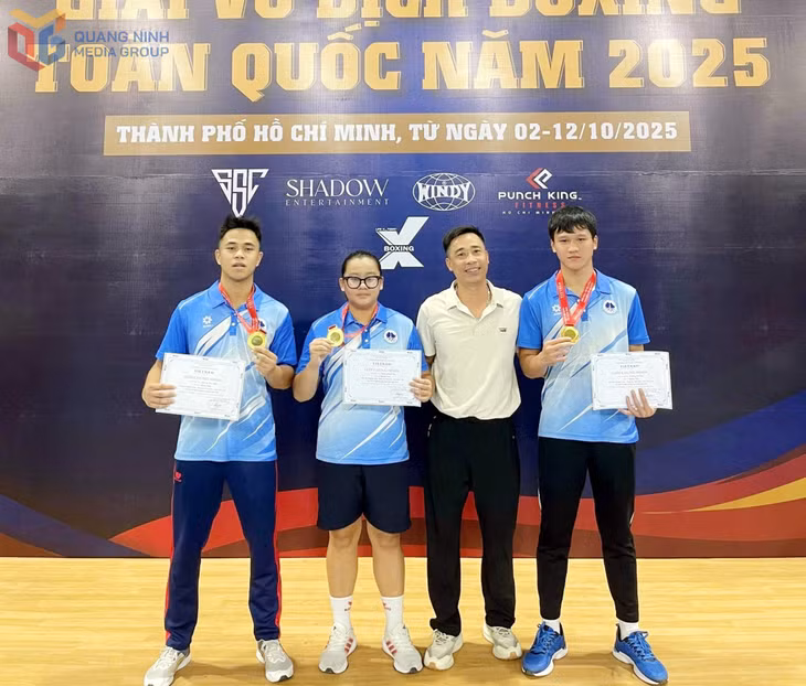Trương Gia Huy (ngoài cùng, bên phải) giành HCV tại Giải Vô địch Boxing toàn quốc năm 2025.