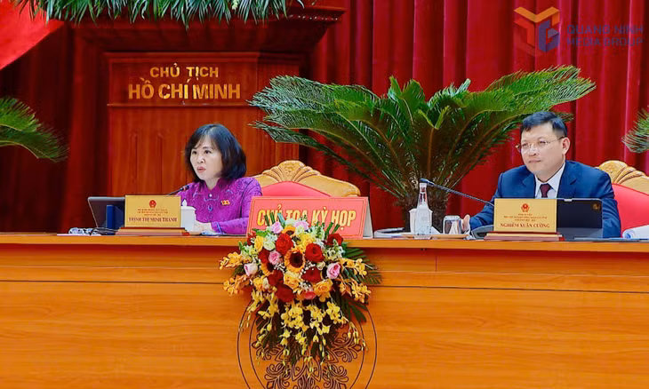 Chủ tọa kỳ họp điều hành phiên họp.