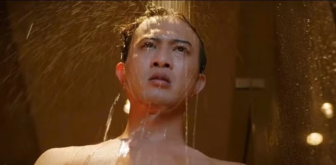 Đăng (Doãn Quốc Đam) bị “dìm” hình ảnh vì cảnh quay trong nhà tắm. Ảnh: VFC