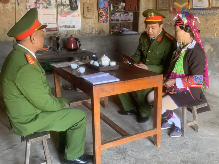 Công an xã Đường Hoa tuyên truyền Luật Trật tự, ATGT cho người dân.