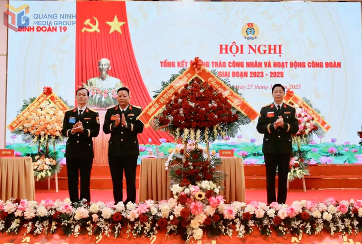 Đại tá Trần Duy Lê, Bí thư Đảng uỷ, Phó Tư lệnh Binh đoàn 19, tặng hoa chúc mừng hội nghị.