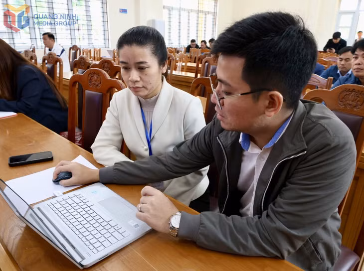Giảng viên hướng dẫn cán bộ, công chức của xã cách khai thác, sử dụng các ứng dụng, nền tảng số và dịch vụ trực tuyến: