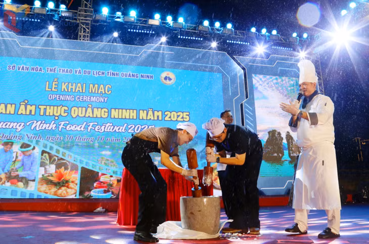 Không chỉ là trưng bày giới thiệu, các sự kiện ẩm thực như Lễ hội ẩm thực 2025 còn trình diễn thực tế kỹ thuật làm chả mực cùng nhiều đặc sắc ẩm thực vùng miền.