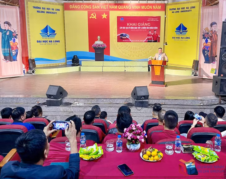 Ông Đoàn Phúc Xuyên, Giám đốc Công ty TNHH Phúc Xuyên phát biểu tại lễ khai giảng.
