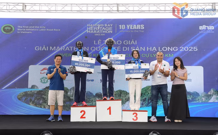 Ban Tổ chức trao giải nhất, nhì, ba cho VĐV nam ở cự ly 42km.