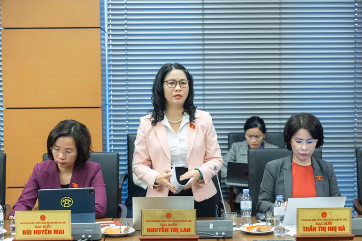 Đại biểu Nguyễn Thị Lan góp ý kiến vào dự thảo Văn kiện Đại hội XIV của Đảng. (Ảnh: DUY LINH)