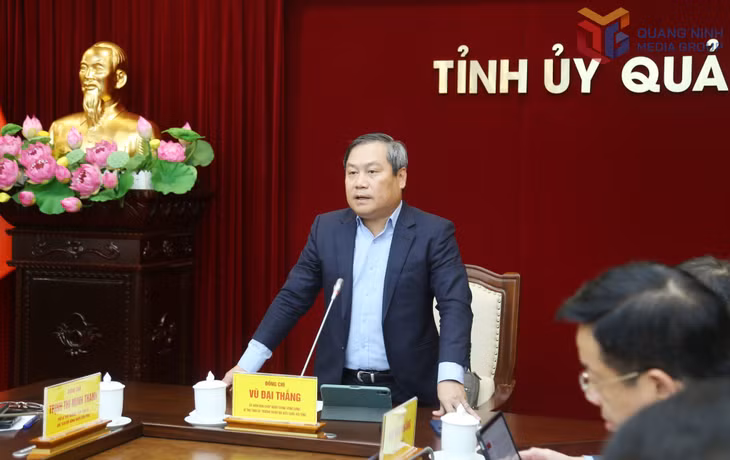 Đồng chí Vũ Đại Thắng, Ủy viên Trung ương Đảng, Bí thư Tỉnh ủy, Trưởng Đoàn ĐBQH tỉnh, kết luận hội nghị.