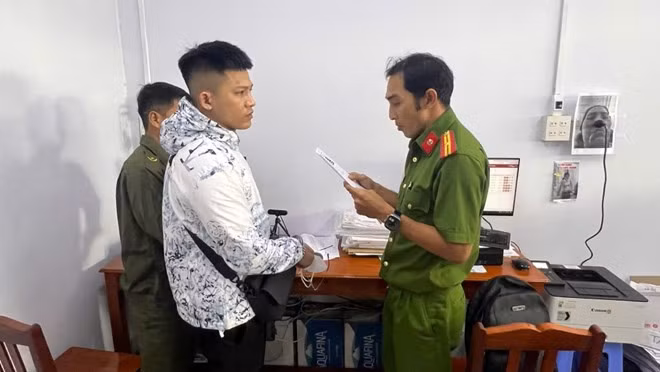 Phúc bị Cơ quan Cảnh sát điều tra Công an TPHCM ra Quyết định truy nã. Ảnh: Công an cung cấp