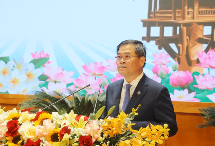 Đồng chí Bùi&nbsp; Văn Khắng, Phó Bí thư Tỉnh ủy, Chủ tịch UBND tỉnh, phát biểu chào mừng hội nghị.