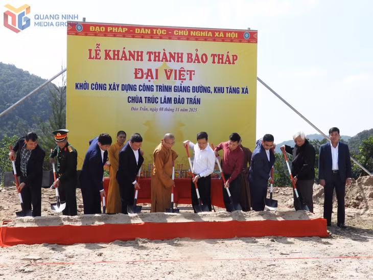 Các đại biểu tiến hành nghi lễ khởi công xây dựng Giảng đường và Khu Tăng xá chùa Trúc Lâm đảo Trần.
