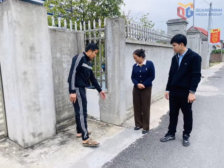 Ông Lê Văn Thành, khu phố Thượng Thông, phường Hoàng Quế tự nguyện phá dỡ tường, hiến đất mở rộng đường.