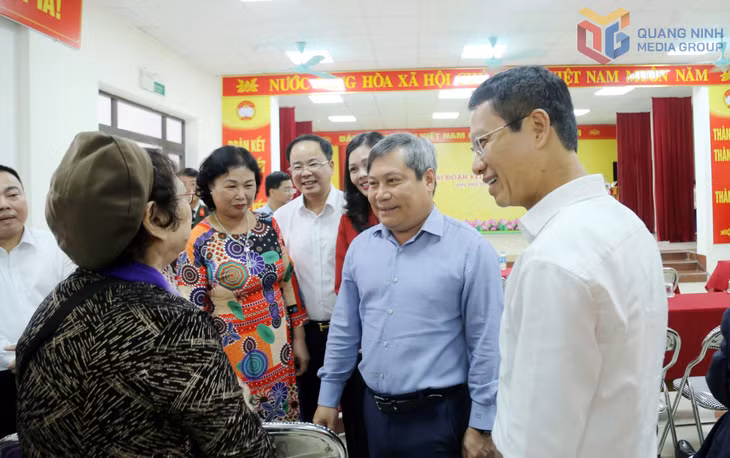 Các đồng chí lãnh đạo tỉnh vui vẻ trò chuyện, hỏi han sức khoẻ, tình hình đời sống của người dân...