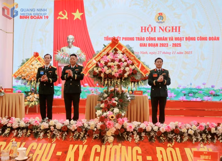 Đại tá Nguyễn Văn Đề, Trưởng ban Công đoàn Quốc phòng tặng hoa chúc mừng hội nghị.