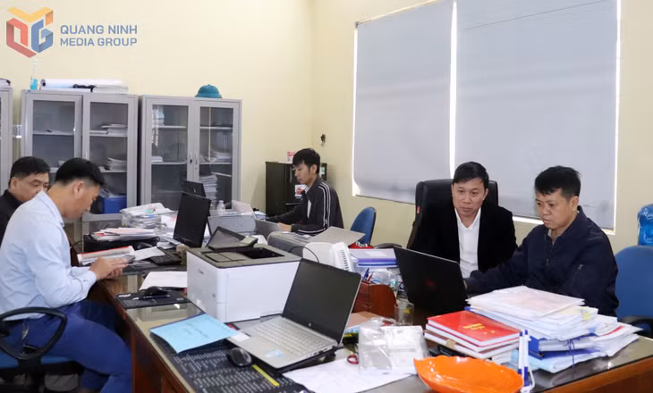 Phòng Kinh tế xã Đường Hoa tiếp nhận 2 công chức từ tỉnh đảm nhiệm lĩnh vực tài chính - ngân sách và quản lý đầu tư xây dựng.