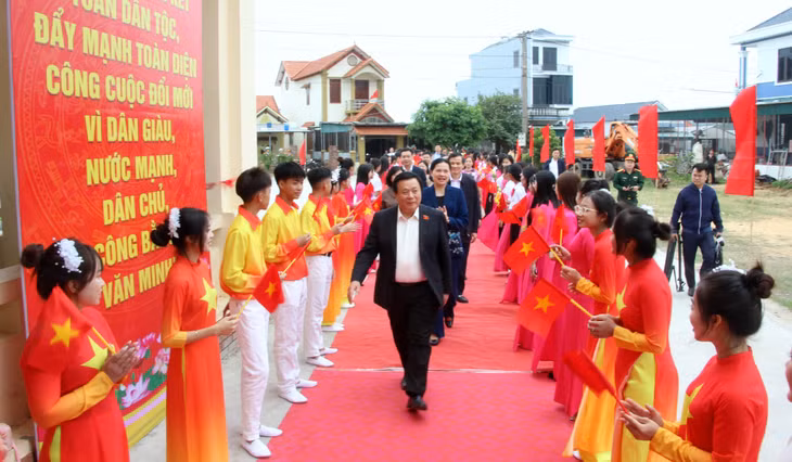 Các đồng chí lãnh đạo Trung ương phấn khởi tới chung vui với bà con nhân dân các dân tộc tỉnh Quảng Ninh trong Ngày hội Đại đoàn kết năm nay. Trong ảnh: Đồng chí Nguyễn Xuân Thắng, Ủy viên Bộ Chính trị, Giám đốc Học viện Chính trị Quốc gia Hồ Chí Minh, Chủ tịch Hội đồng lý luận Trung ương, Đại biểu Quốc hội tỉnh Quảng Ninh đến dự và chung vui với bà con nhân dân xã đảo Vĩnh Thực trong Ngày hội Đại đoàn kết.