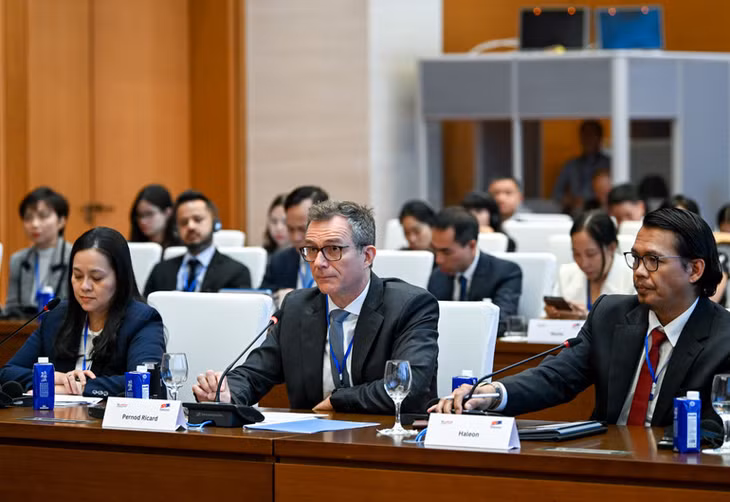 Đại diện đoàn doanh nghiệp Hội đồng kinh doanh châu Âu-ASEAN phát biểu tại cuộc tiếp. (Ảnh: DUY LINH)