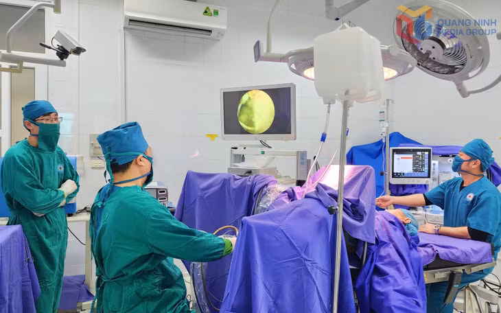 Ca phẫu thuật nội soi điều trị cho người bệnh tại Bệnh viện Đa khoa khu vực Vân Đồn.