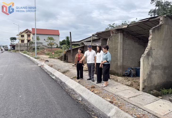 Nhân dân thôn Quảng Phong 6 (xã Quảng Hà) đồng thuận bàn giao mặt bằng để thực hiện Dự án cải tạo, nâng cấp đường thôn 7, 8, 9 đến trung tâm xã Quảng Phong (cũ).