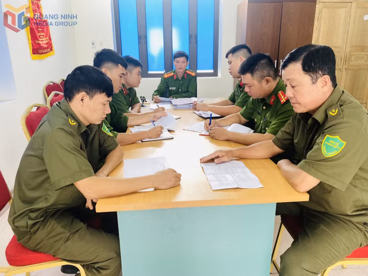 Công an xã Ba Chẽ họp tổ công tác kiểm điểm tiến độ tổng rà roát.