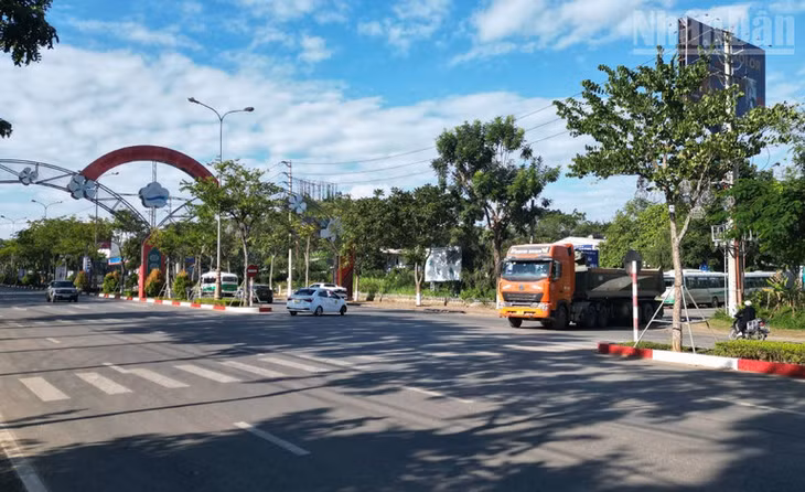 Một đoạn dải phân cách trước đường nhánh vào trung tâm từng bị cắt ra để phục vụ kiểm soát dịch Covid-19, hiện chưa được hoàn trả, khiến khu vực này như một ngã tư “tự phát”, tiềm ẩn nguy cơ tai nạn giao thông.