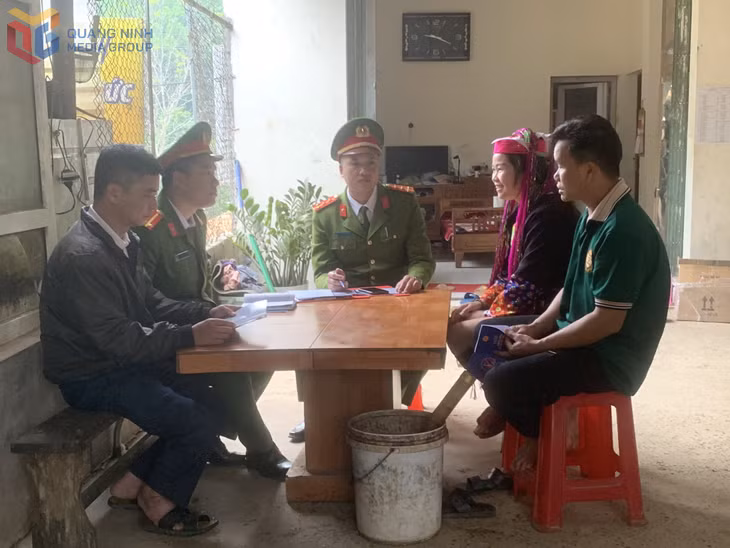 Công an xã Ba Chẽ tuyên truyền Luật Trật tự, ATGT cho người dân.