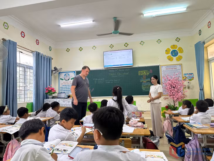 Học sinh Trường THCS Minh Châu, đặc khu Vân Đồn, học tiếng Anh với người nước ngoài.