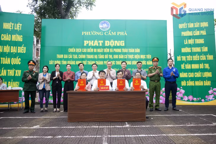 Đồng chí Dương Mạnh Cường, Ủy viên Ban Thường vụ Tỉnh ủy, Chánh văn phòng Tỉnh ủy cùng lãnh đạo phường Cẩm Phả chứng kiến lễ ký giao ước thi đua thực hiện chiến dịch 90 ngày đêm nâng cao chất lượng đô thị, khu dân cư