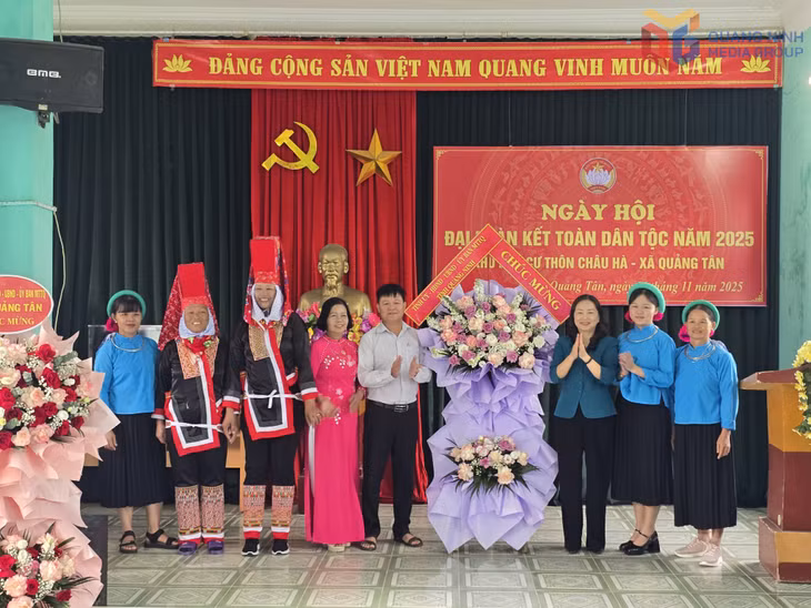 Đồng chí Vi Ngọc Bích, Ủy viên Ban Thường vụ, Trưởng Ban Tổ chức Tỉnh ủy, tặng hoa chúc mừng Ngày hội Đại đoàn kết toàn dân tộc tại thôn Châu Hà, xã Quảng Tân.