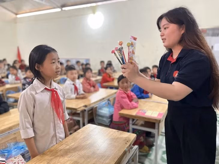 Tiết học tiếng Anh ở một trường tiểu học tại Mèo Vạc (Tuyên Quang) - Ảnh: VĨNH HÀ