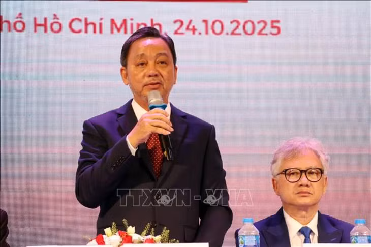 Ông Phạm Văn Triêm, Chủ tịch Hiệp hội Doanh nghiệp nhỏ và vừa Thành phố Hồ Chí Minh góp ý vào dự thảo văn kiện Đại hội XIV của Đảng. Ảnh: Tiến Lực - TTXVN.