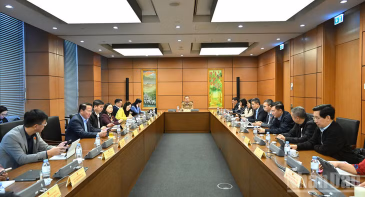 Quang cảnh thảo luận tại tổ sáng 3/11. (Ảnh: DUY LINH)