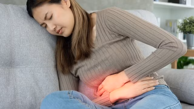Người bệnh cần được nghỉ ngơi và uống đủ nước để bù lượng nước, điện giải đã mất do nôn ói, tiêu chảy.