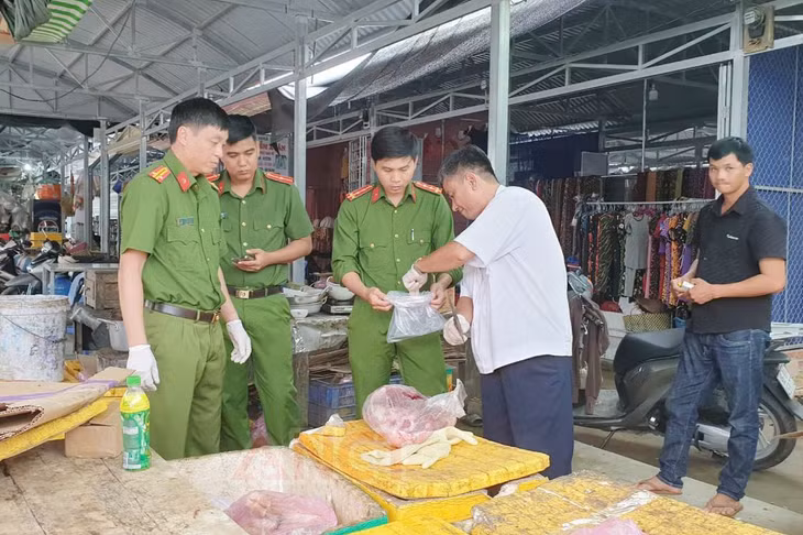 Đoàn kiểm tra lấy mẫu giám định tại sạp thịt heo của bà C. Ảnh: Công an Cần Thơ
