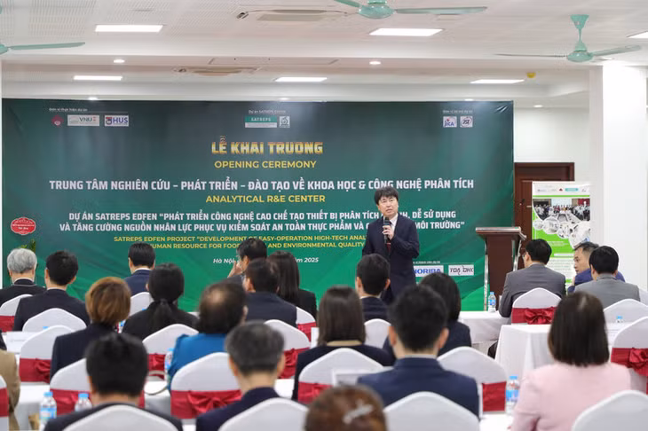 Giáo sư, Tiến sĩ Magatari, Giám đốc phía Nhật Bản của dự án SATREPS, phát biểu tại buổi lễ.