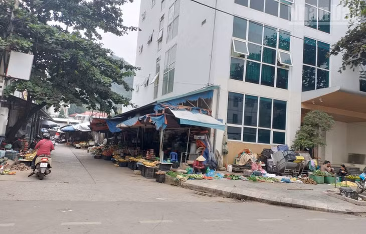 Theo Ban quản lý chợ phường Tô Hiệu: Đường vào chợ 7.11 không bảo đảm công tác phòng cháy, chữa cháy và nhiều người họp chợ tràn cả ra vỉa hè và đường vào chợ.