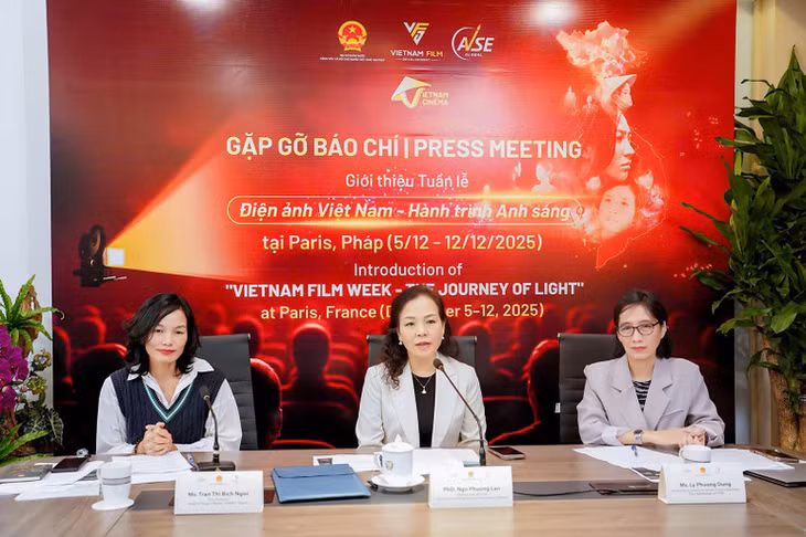 Từ trái sang: Nhà sản xuất Trần Thị Bích Ngọc (Phó Chủ tịch VFDA), Tiến sĩ Ngô Phương Lan (Chủ tịch VFDA) và bà Lý Phương Dung (Phó Chủ tịch VFDA) tại cuộc họp báo đầu cầu Hà Nội.