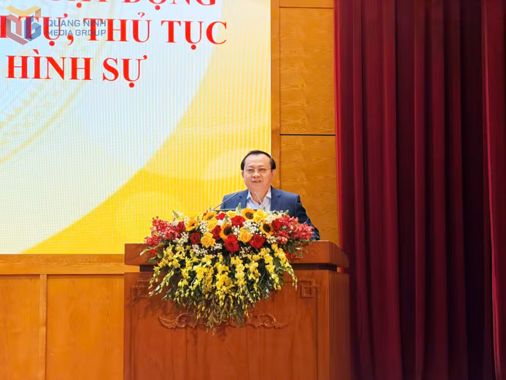 Đồng chí Lê Tấn Cận, Thứ trưởng Bộ Tài chính phát biểu tại hội nghị.