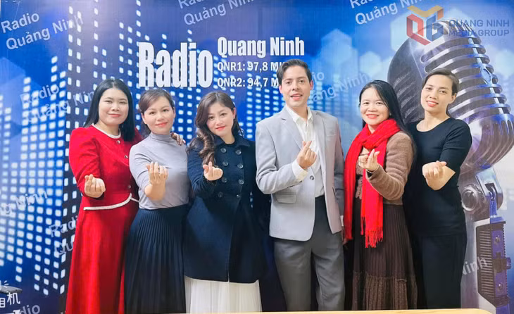 Êkip sản xuất chương trình “Phong vị Việt” và khách mời .