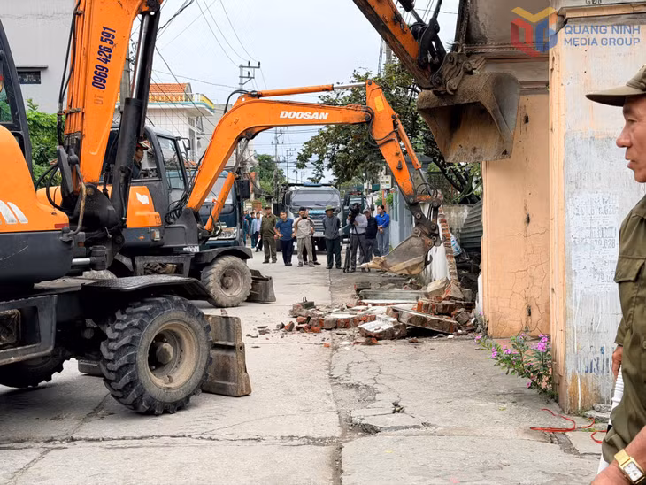 Các hộ dân khu Giếng Đáy 1, phường Việt Hưng đã thực hiện ngay việc di chuyển công trình kiến trúc, phá dỡ tường rào để bản giao mặt bằng phục vụ công tác cải tạo, chỉnh trang hạ tầng đô thị..