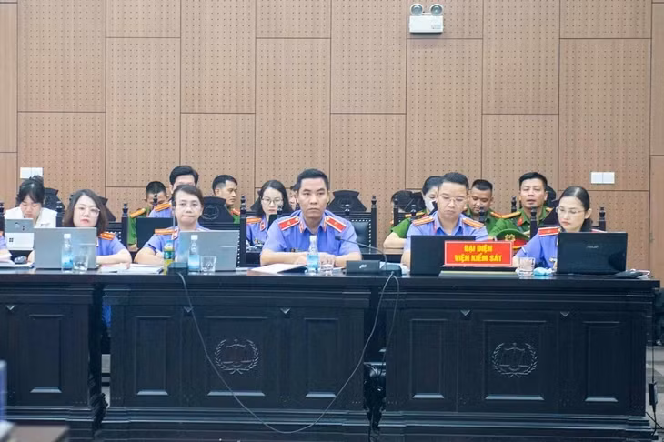 Đại diện viện kiểm sát giữ quyền công tố tại phiên tòa - Ảnh: GIANG LONG