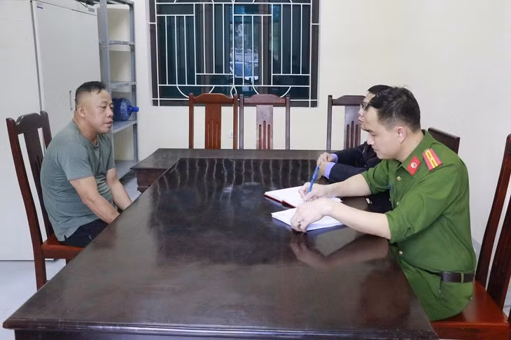 Cơ quan chức năng lấy lời khai của đối tượng Hoàng Đình Sơn. Ảnh: Văn Hậu