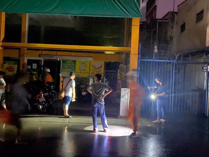 Nam thanh niên nguy kịch, ngã gục trên vỉa hè ngập nước ở TPHCM ảnh 1