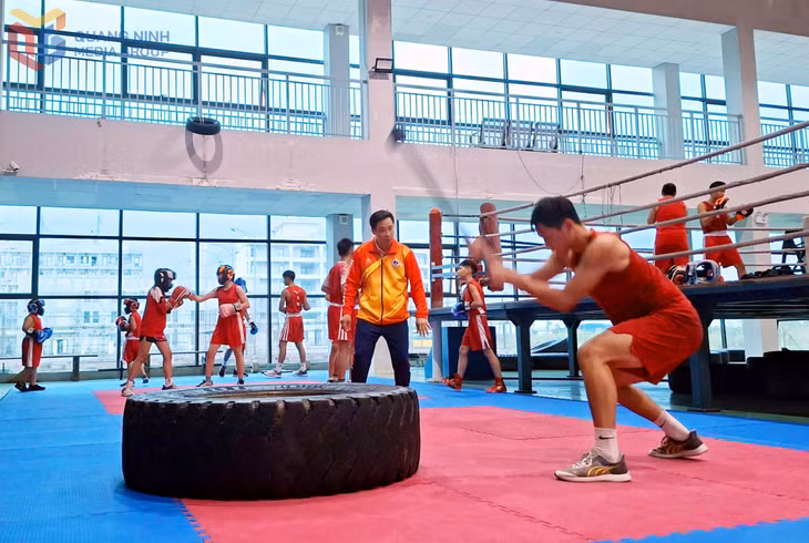 Ngoài chăm lo kỹ thuật, các yếu tố dinh dưỡng, HLV Phạm Tuấn Anh luôn sát cánh cùng học trò trong bài tập luyện thể lực.