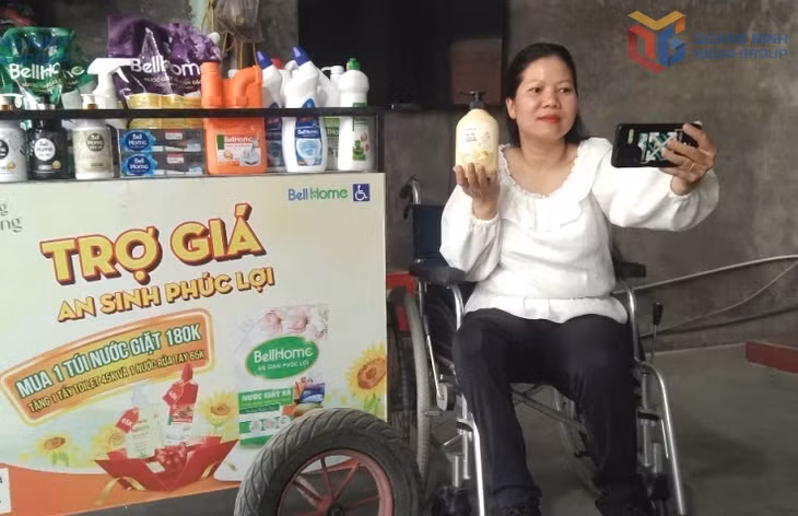 Chị Thắng quay, chụp sản phẩm để bán hàng trên mạng. Ảnh: Nhân vật cung cấp.