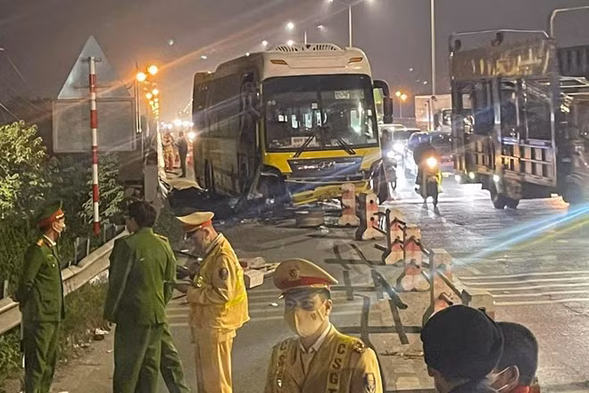 Hiện trường vụ tai nạn trên cầu Thanh Trì, tối 23.11. Ảnh: Người dân cung cấp