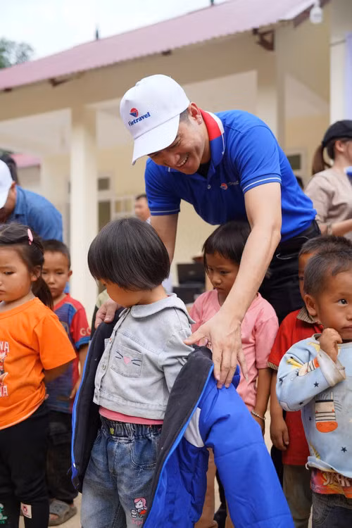 Du lịch không chỉ dừng ở trải nghiệm mà trở thành hành trình lan tỏa tinh thần nhân ái. (Trong ảnh: Trao quà cho học sinh ở Sơn La)