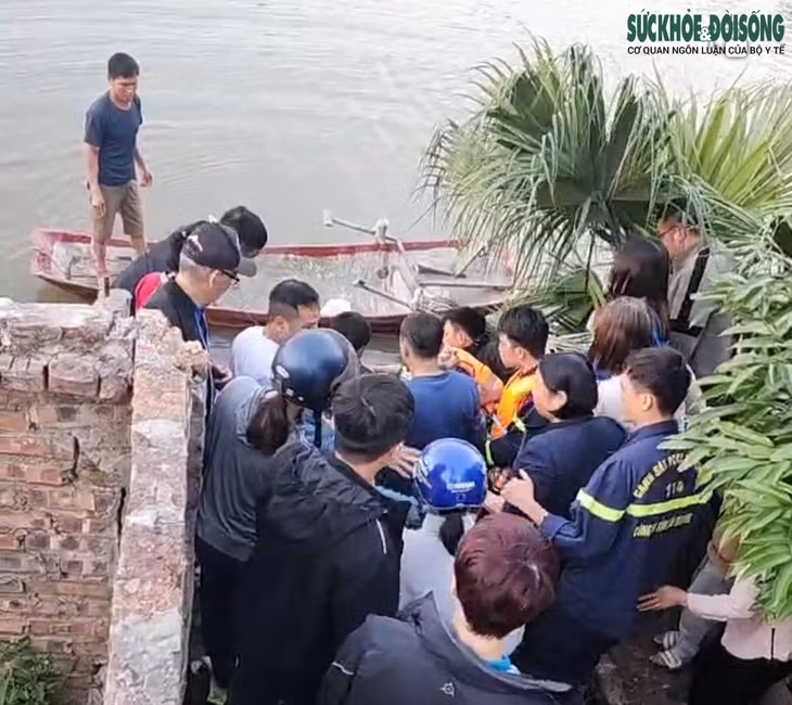 Sau nhiều nỗ lực tìm kiếm, đến khoảng 17h cùng ngày, thi thể nam sinh lớp 5 xấu số được tìm thấy. Ảnh: Đ.Tùy.
