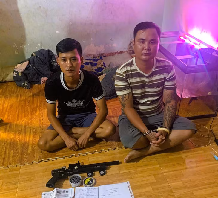 Khẩu súng và đạn chì thu giữ tại nhà Vũ Văn Doanh. Ảnh: Công an tỉnh Đồng Nai